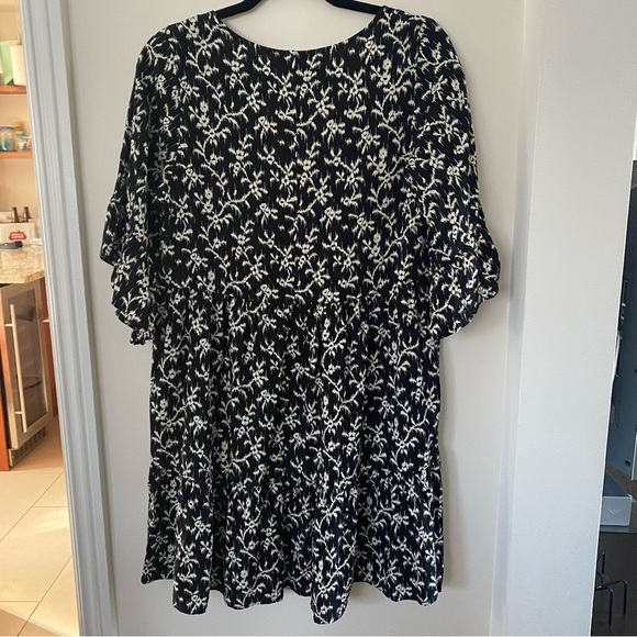 NWT Flowy floral dress - Picture 3 of 6